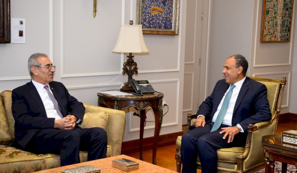 رسالة دعم: وزير الخارجية المصري يستقبل ر...