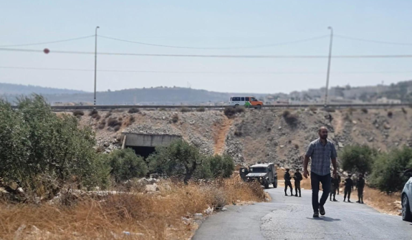 الاحتلال يغلق المدخل الوحيد لقرية برقا و...