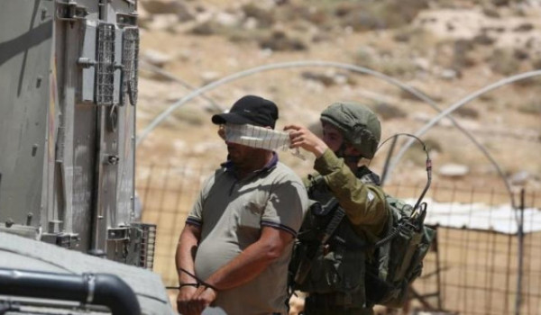 الاحتلال يلاحق عمالًا شرق المدينة ويطلق ...