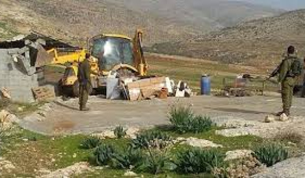قوات الاحتلال تهدم 8 بركسات وملحقاته في ...