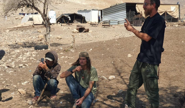 إصابة متضامنين خلال اقتحام مستعمرين شلال...