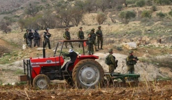 الاحتلال والمستعمرون يحتجزون مزارعين وعا...