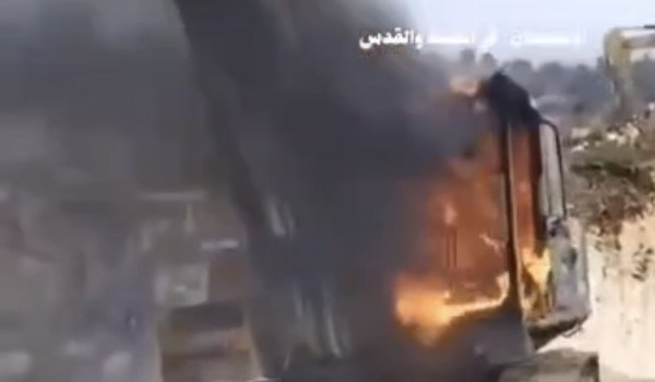 مستوطنون يحرقون 3 جرافات ومركبة ومعدات ف...