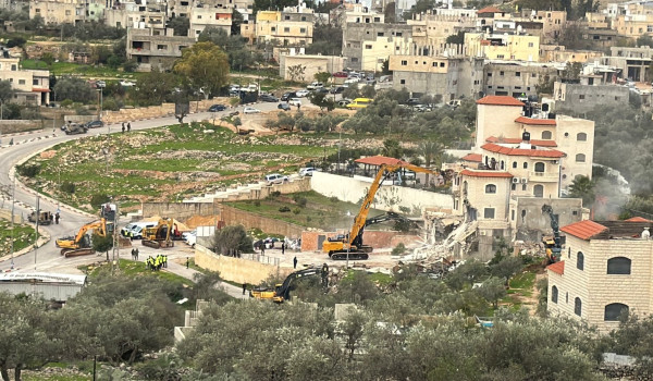الاحتلال يهدم منزلا في شقبا ويخلي منزلين...