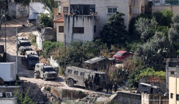 الاحتلال يداهم منازل في بيت أمر شمال الخ...