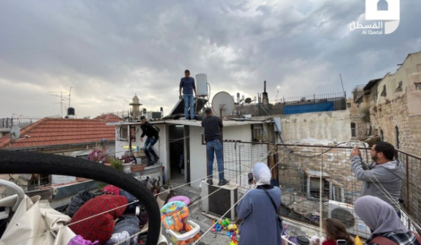 الاحتلال يجبر مواطنا على إخلاء منزله في ...