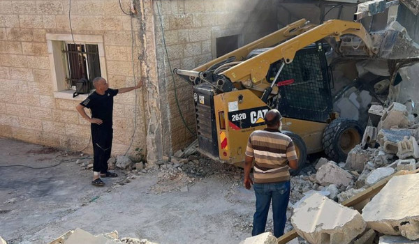 الاحتلال يجبر مواطنا على إخلاء منزله في ...