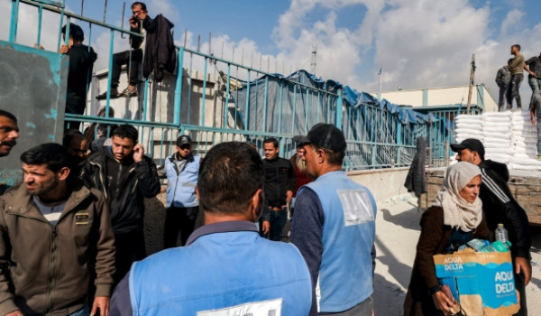 موظفو الأونروا يعلنون إضرابًا احتجاجًا ع...