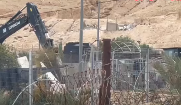 الاحتلال يهدم منزلا وبركسا ويخطر بهدم آخ...