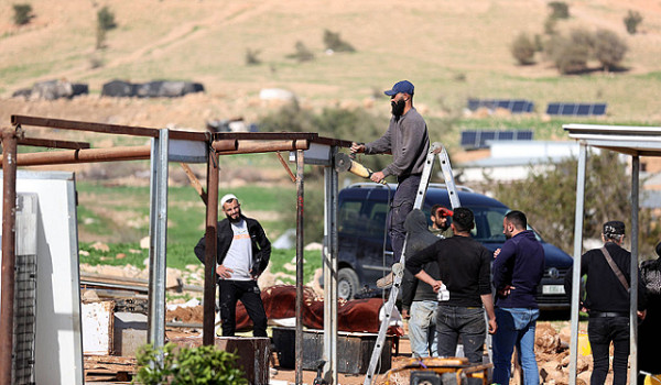 أوتشا: المستوطنون هجروا 100عائلة فلسطيني...