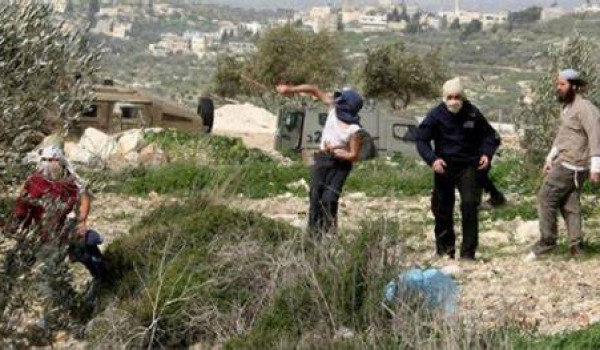 مستعمرون يهاجمون المزارعين في قرية مخماس...