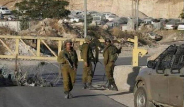 الاحتلال ينصب حاجزا عند مدخل قرية مراح ر...