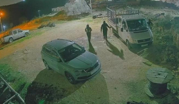 مستوطنون يحرقون مركبتين ويخطّون شعارات ع...