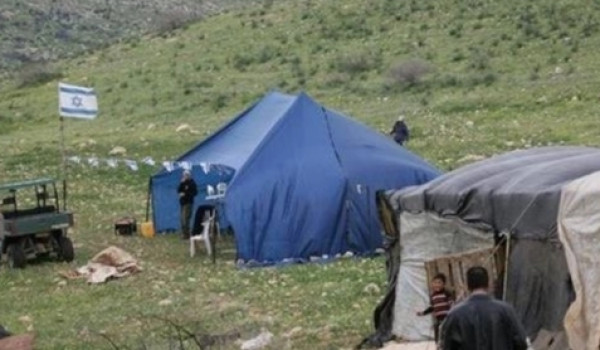 مستعمرون ينصبون خيمة قرب منزل في جبل جوه...