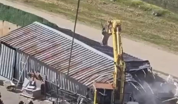 الاحتلال يهدم محال ومنشآت تجارية بمحيط م...