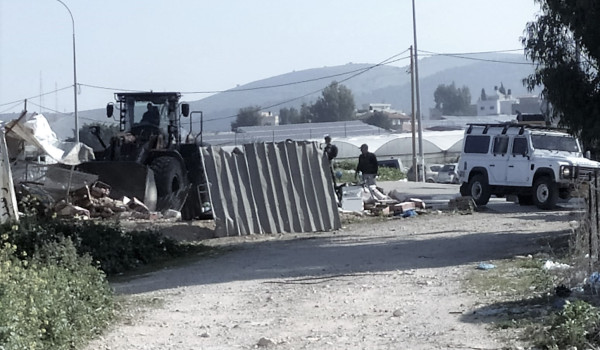 الاحتلال يهدم بركسات وحظائر ماشية جنوب ا...