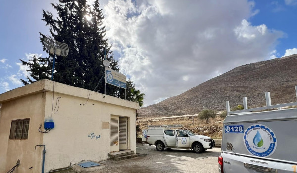 مستعمرون يعتدون على طواقم مصلحة مياه الق...