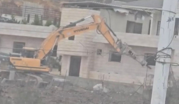 الاحتلال يشرع بهدم منزلين في الخضر جنوب ...