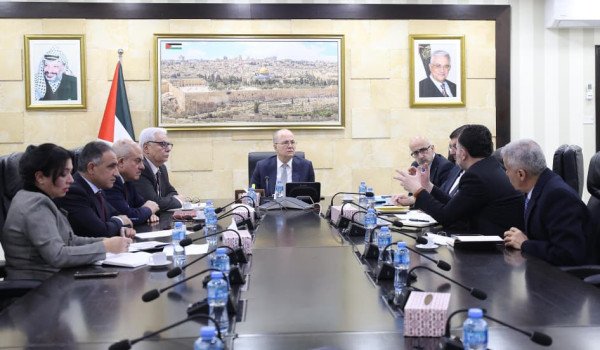 رئيس الوزراء يتابع سير عملية المراجعة ال...