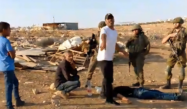 مستعمرون يهاجمون تجمع 