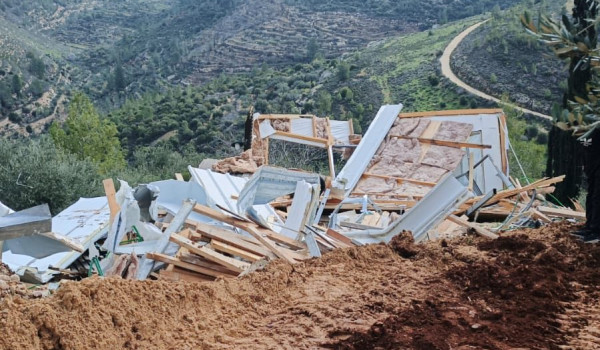 قوات الاحتلال تهدم كوخا وتخطر بوقف بناء ...