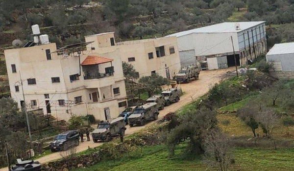 الاحتلال ينفذ عملية تفجير ويعتقل شابين ف...