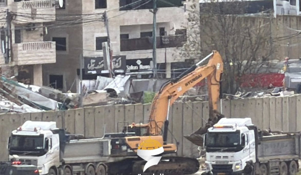 الاحتلال يطلق قنابل الغاز السام في شارع ...