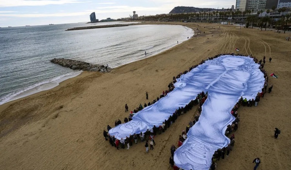 إسبانيا:  لافتة بطول 55 مترًا تحمل وجه ا...