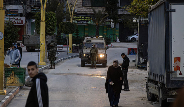 مداهمات واعتقالات بالضفة والاعتداء على ا...