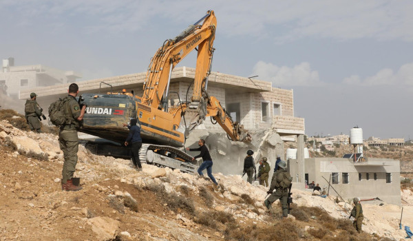 تحت تهديد الهدم.. الاحتلال يُرغم شقيقين ...