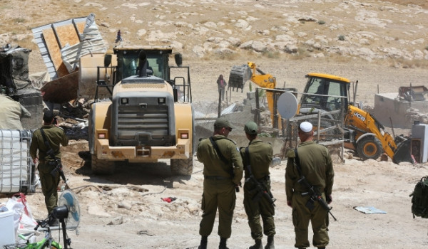 الاحتلال يُخطر بوقف العمل في منشآت ومبان...