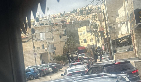 الاحتلال يقتحم سلوان وحزما ويداهم محال ت...