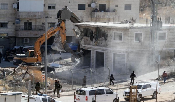 الاحتلال يُسلّم إخطارات هدم لـ7 منازل و4...