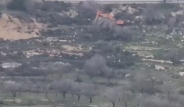 مستوطنون يجرفون أراضي المواطنين شمال غرب...