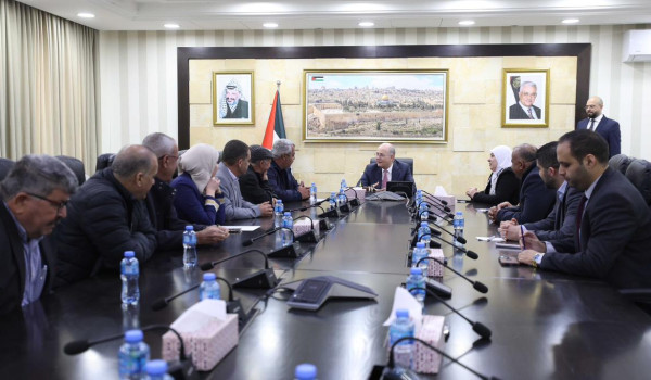 خلال لقائه وفدا من قرية المغير... رئيس ا...