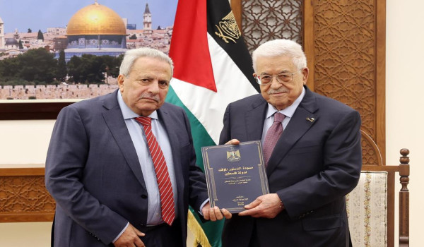 الرئيس يتسلم مسودة الدستور المؤقت لدولة ...