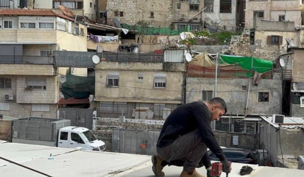 الاحتلال يجبر مقدسيا على هدم جزء من منزل...