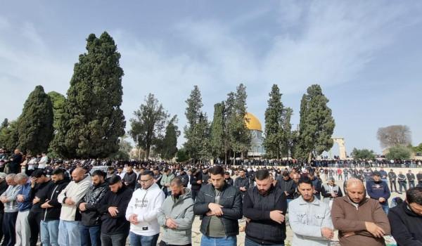 الآلاف يؤدون صلاة الجمعة في 