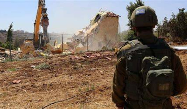 قوات الاحتلال تشرع بهدم منشآت في الأغوار...