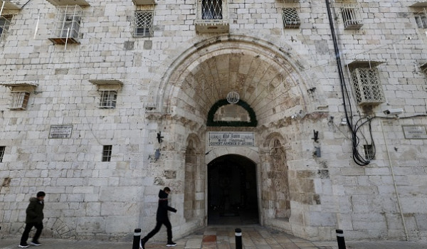 اعتداءات متواصلة في القدس: مستعمرون يبصق...