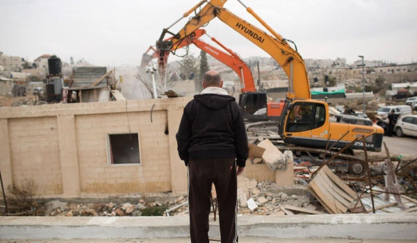 الاحتلال يجبر مقدسيًا على هدم منزله ومنز...
