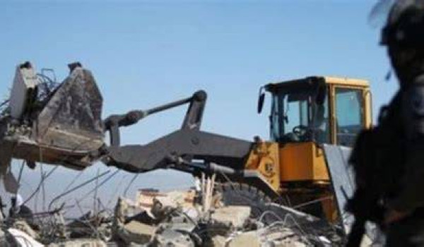 الاحتلال يهدم بركسا شرق الخليل...