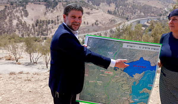 سموتريتش ومستوطنون وقوات الاحتلال يقتحمو...