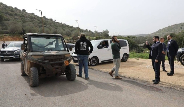 مستعمرون يعترضون وفداً روسياً ومحلياً خل...