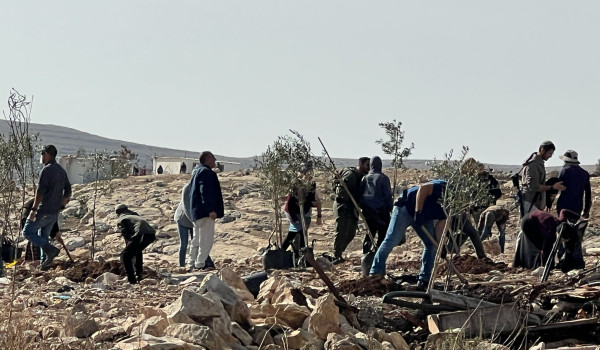 مستعمرون يسرقون مركبة بمسافر يطا...