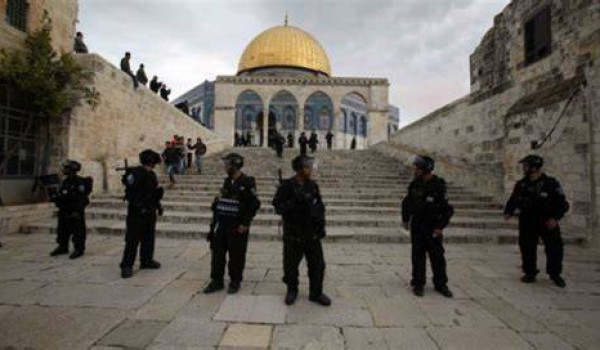 الاحتلال يبعد مقدسيين عن المسجد الأقصى...