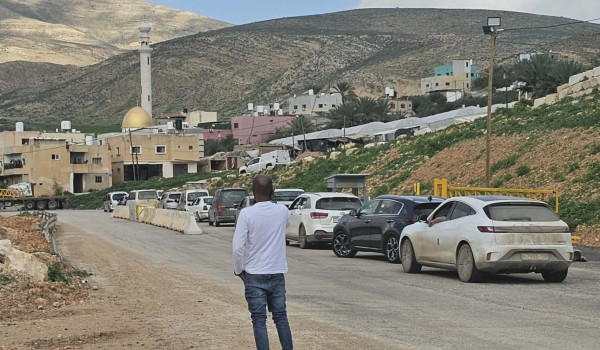 الاحتلال ينصب بوابة حديدية في عين شبلي ش...