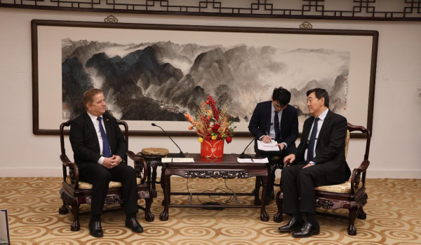 السفير عواد يطلع المبعوث الصيني على خطور...