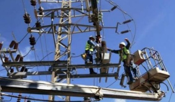 الاحتلال يُخطر بإزالة شبكة كهرباء في بلد...