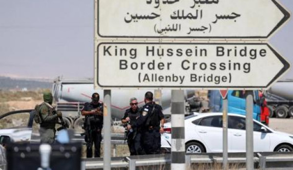 الاحتلال يعتقل شابين مقدسيين على معبر ال...